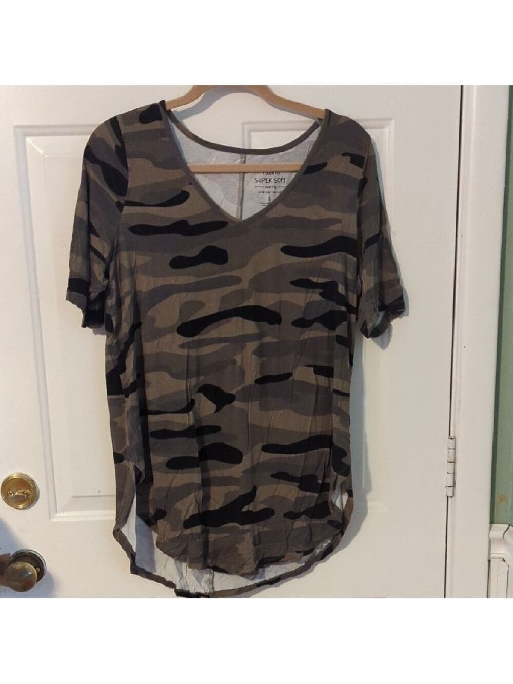 Torrid Camouflage V-Neck Short Sleeve Shirt Size 1 14/16
